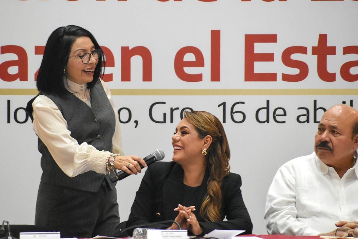 🚨 ¡Visita sorpresa! Esthela Damián llega a Casa Guerrero para reunión privada con Evelyn Salgado
