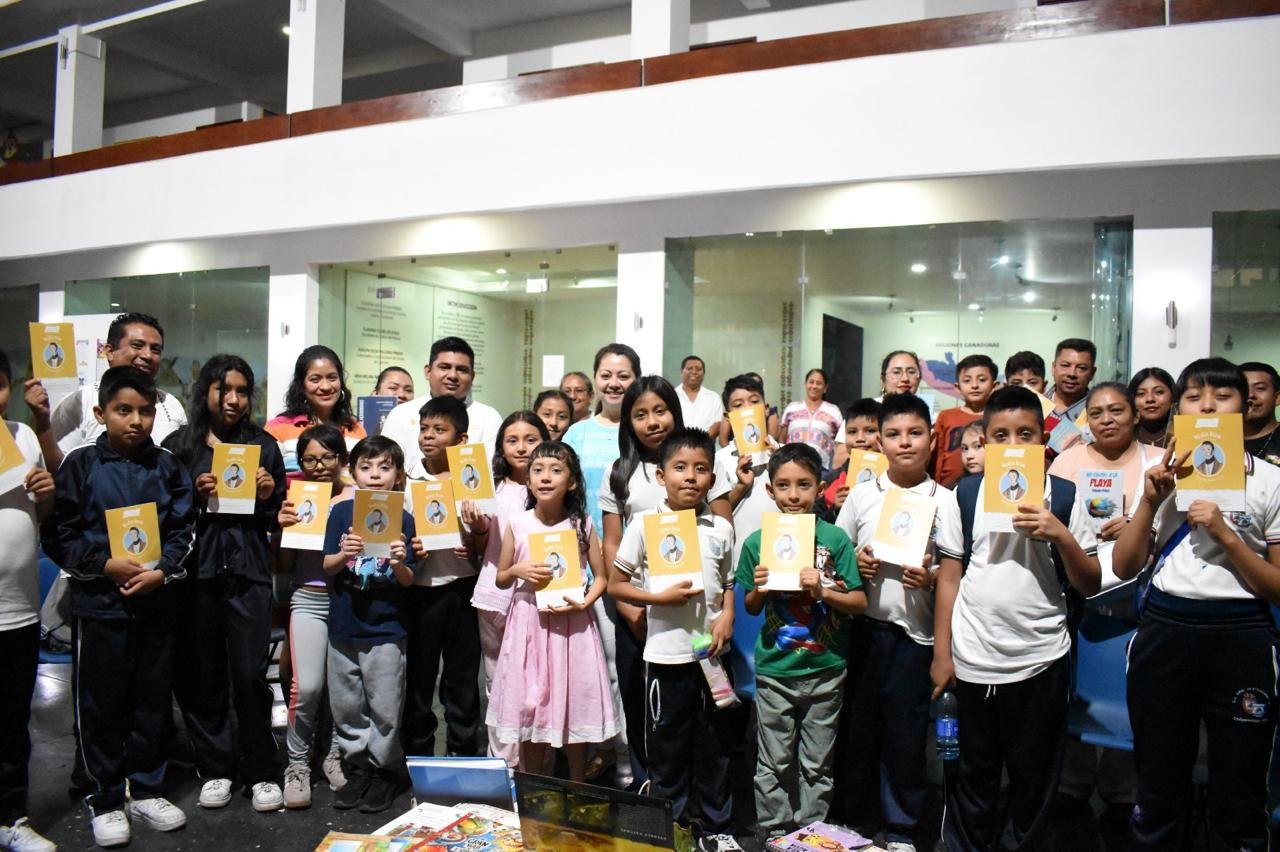 ¡Alerta creativa en Chilpancingo! Niños toman el Palacio de Cultura con minilibros 🚨