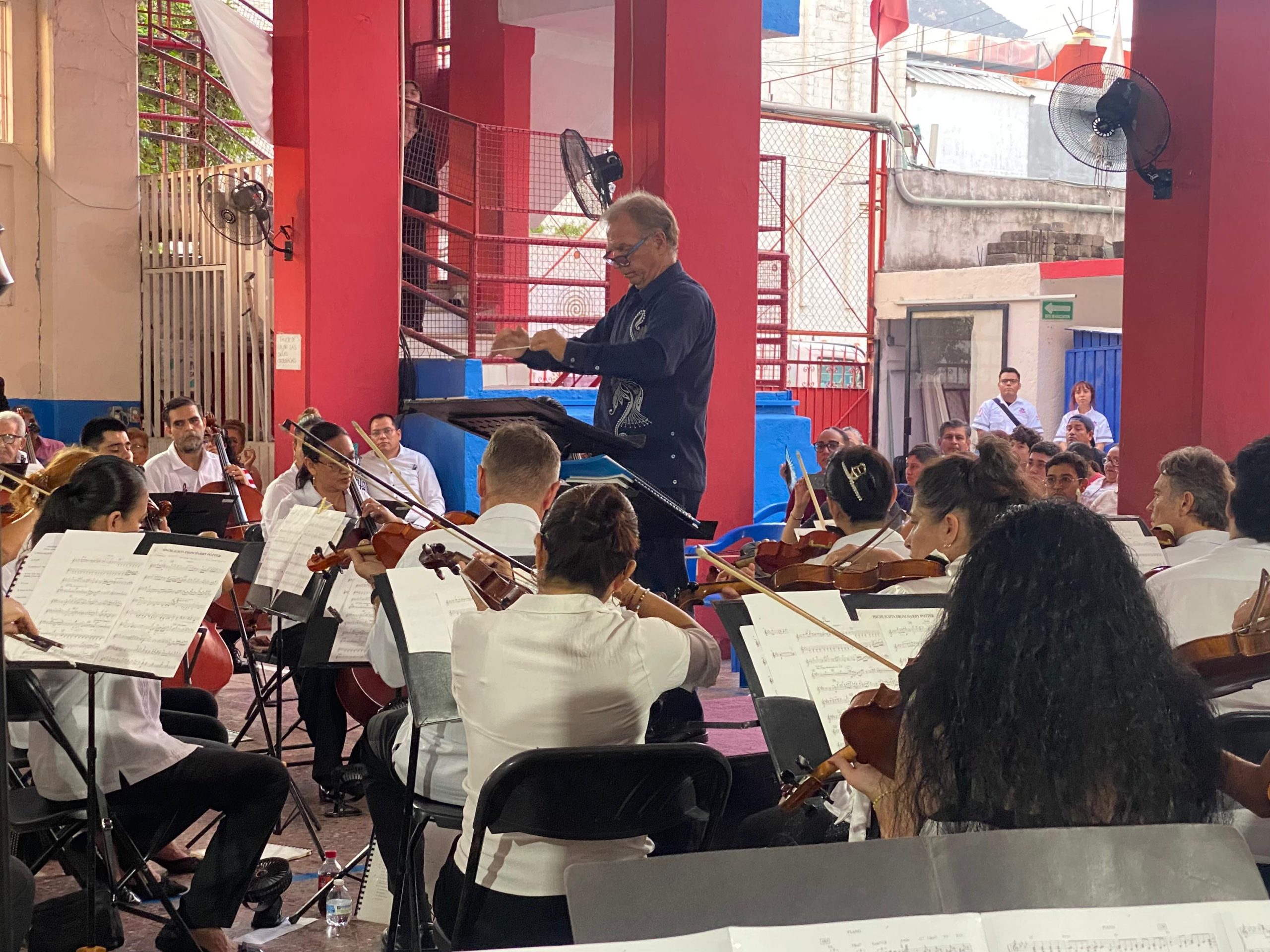 ¡Impactante sorpresa! Ejecutan música de Guerrero para niños del Instituto Sócrates 🚨🎻
