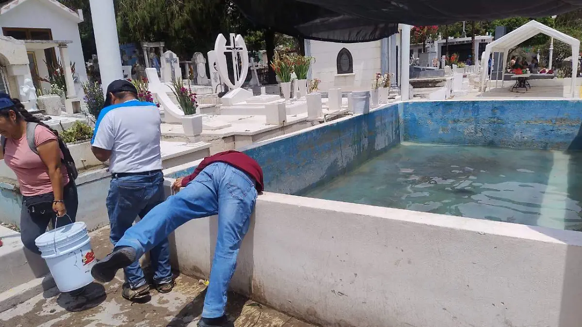 Escasez de agua afecta visitas en panteón de Chilpancingo el 10 de mayo