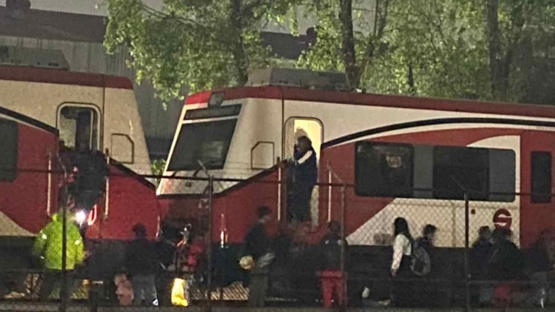 Colapsa barda del Tren Suburbano por lluvias en Tlalnepantla