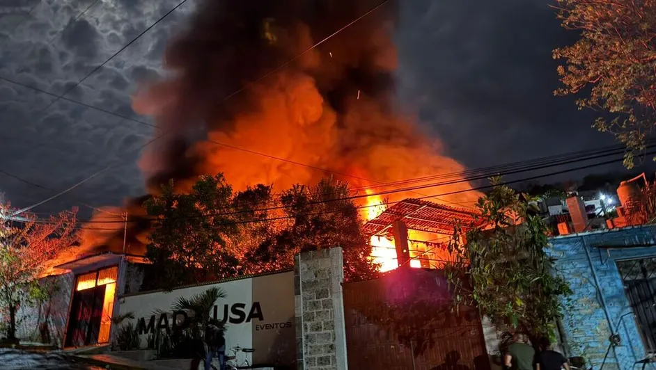 ¡Pánico en Iguala! Voraz incendio consume bodega y desata el caos en plena fiesta 🚨