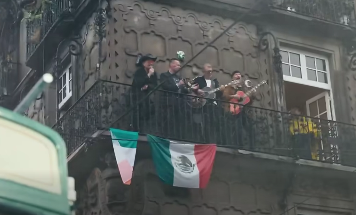 ¡ALERTA CDMX! U2 da concierto sorpresa en casa de vecino 🚨