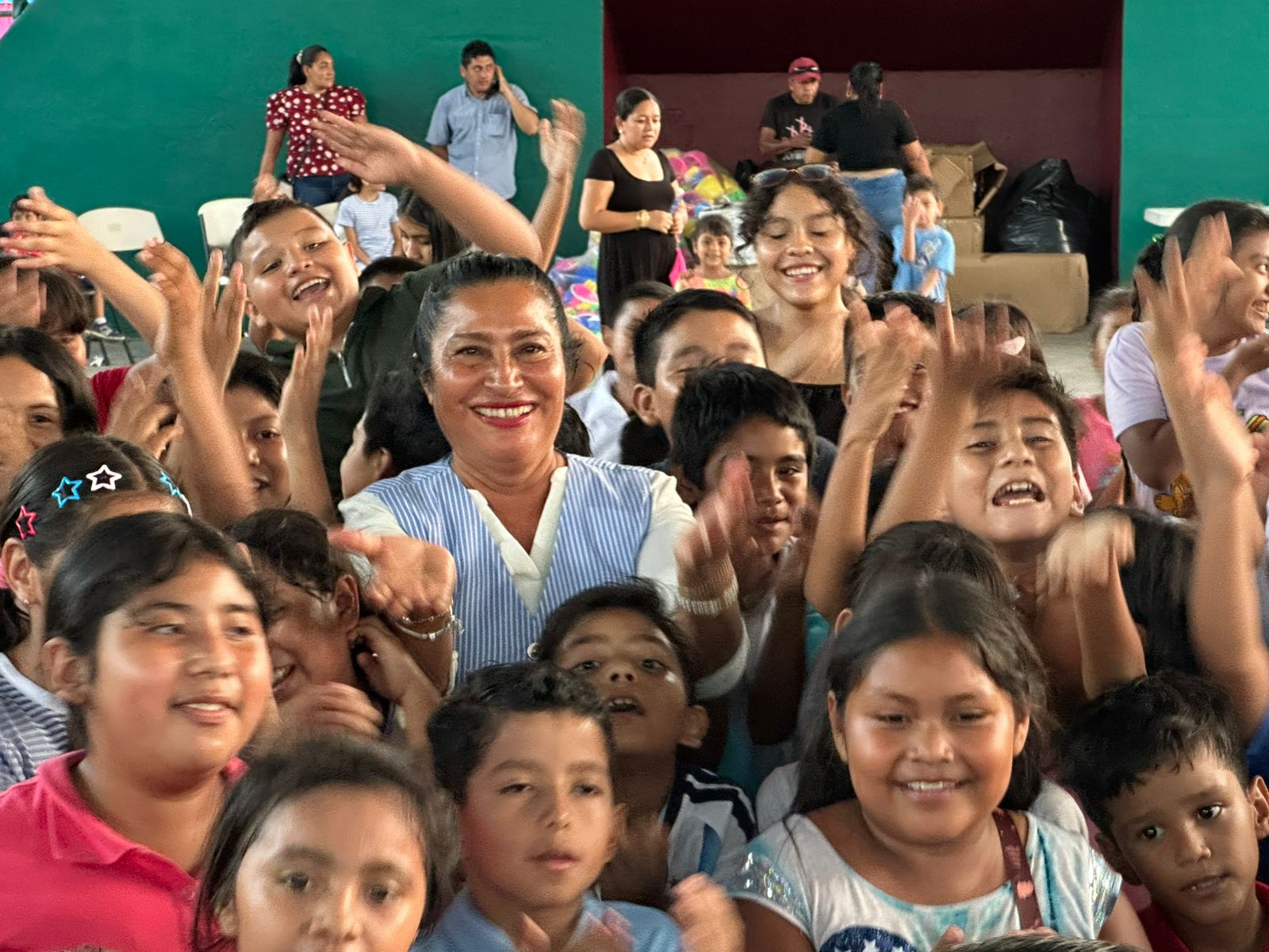 🚨 ¡Abelina López sorprende a niños de la colonia Electricistas con regalos!