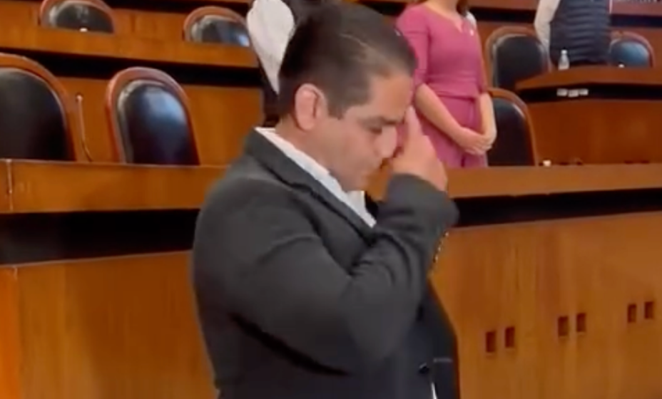🚨 ¡ESCÁNDALO! Diputado de Morena se Persigna al Liderar el Congreso