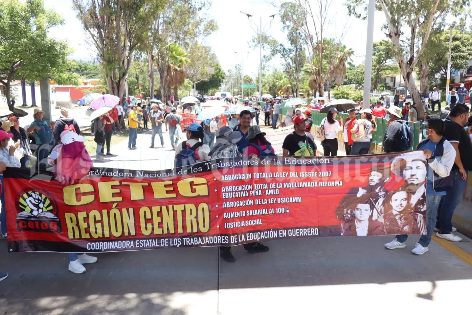 🚨 ¡CAOS TOTAL! CETEG PARALIZA Chilpancingo: Boulevard Vicente Guerrero BLOQUEADO