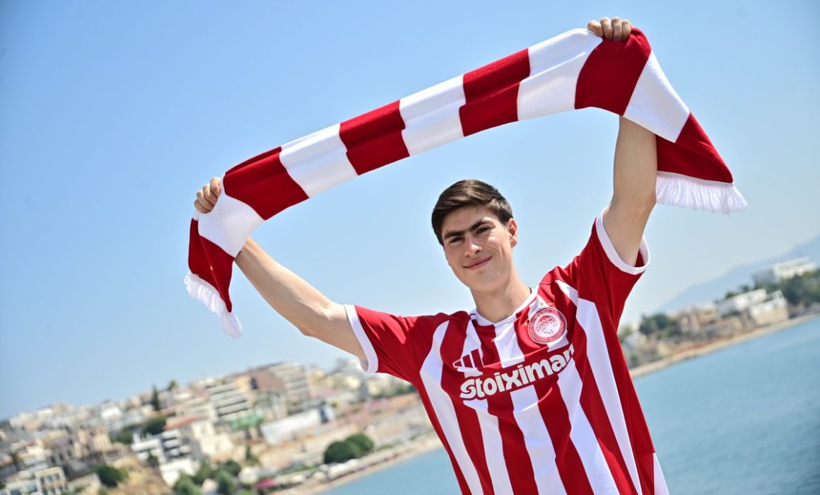 ¡DEBUT DE PESADILLA! 🚨 ‘La Hormiga’ falla gol CLAVE con Olympiakos